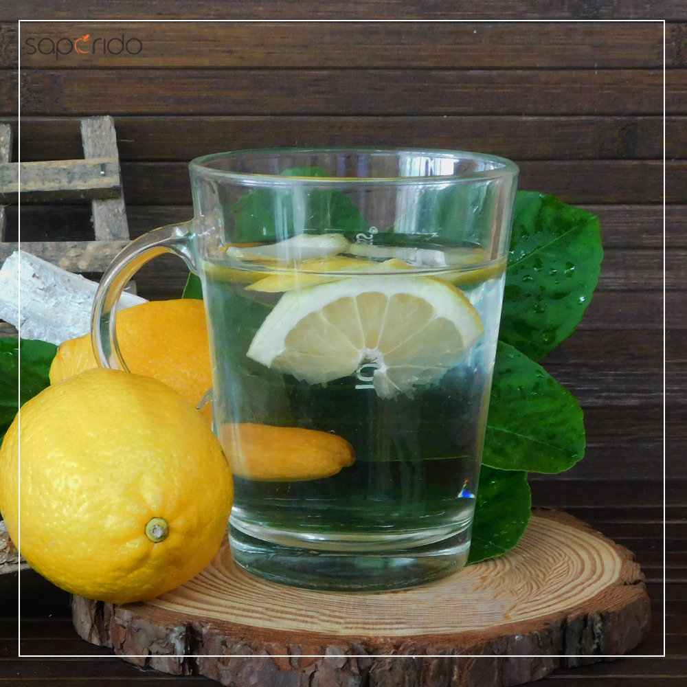 acqua calda e limone è un rituale semplice ma potente. Un vero e proprio toccasana per il fegato