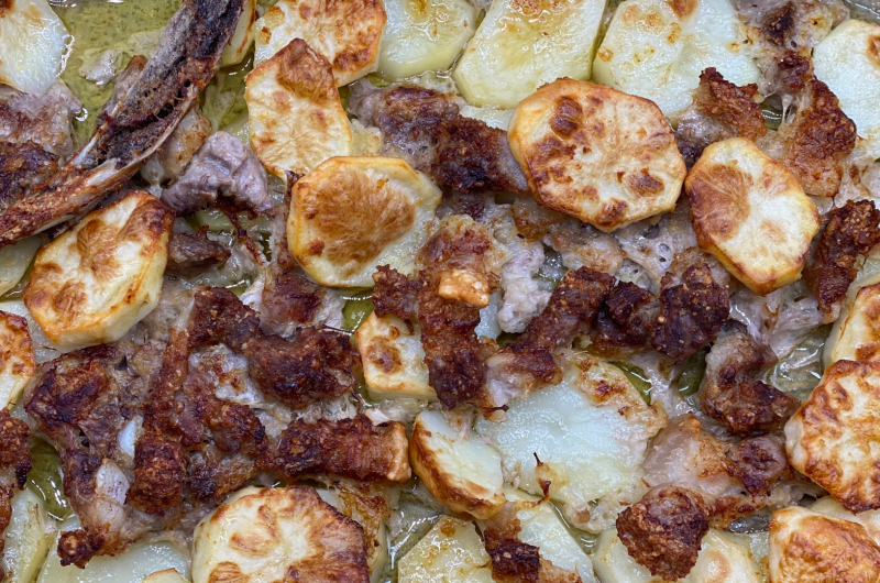 Carne di Maiale al Forno con Patate e Mollica di Pane