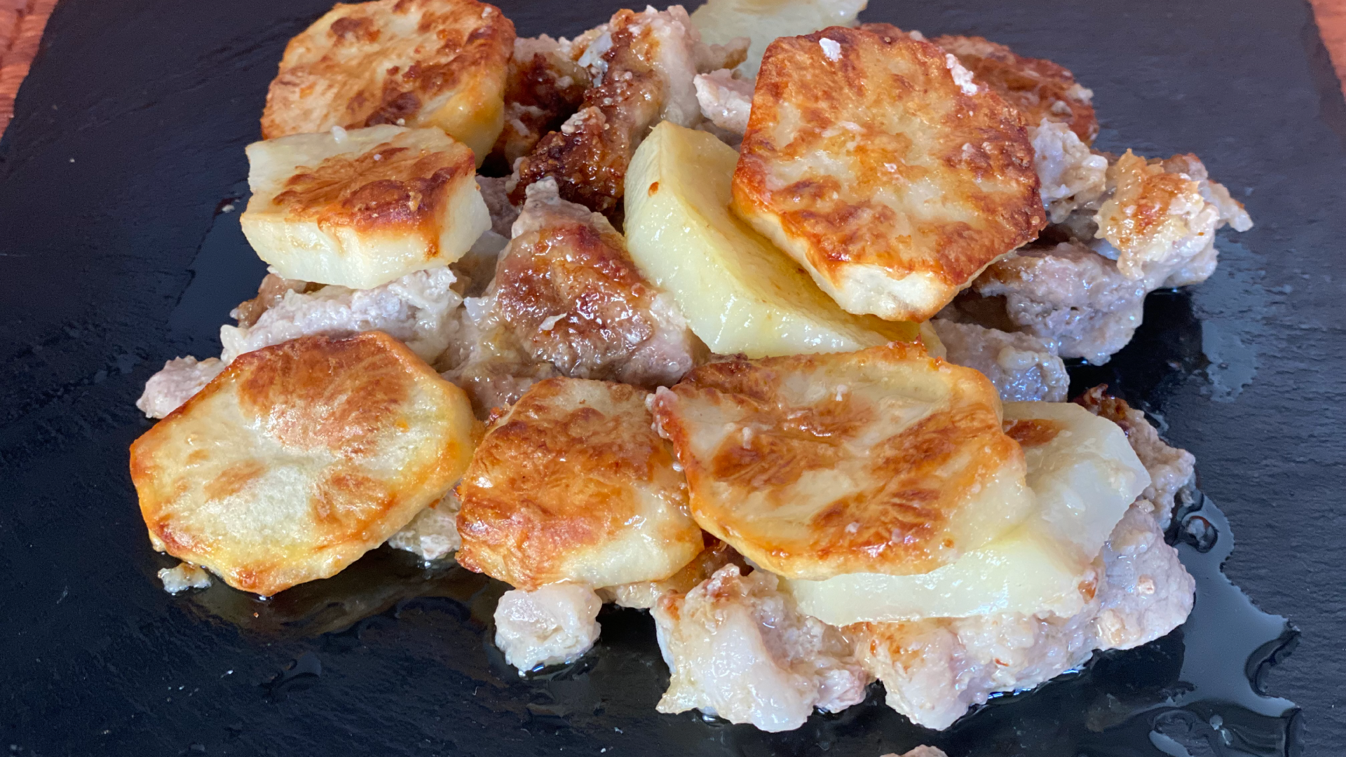Ricetta Carne di Maiale al Forno con patate mollica di pane saporido cottura