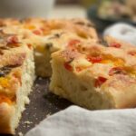 focaccia con pomodorini gialli e rossi e basilico ricetta facile