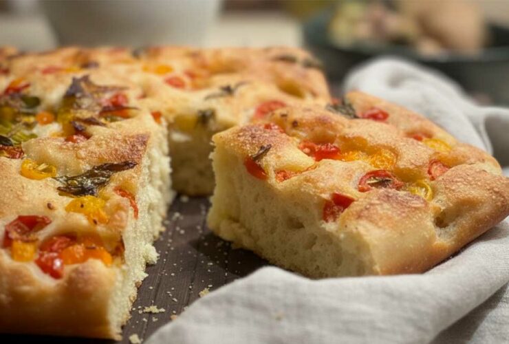 focaccia con pomodorini gialli e rossi e basilico ricetta facile