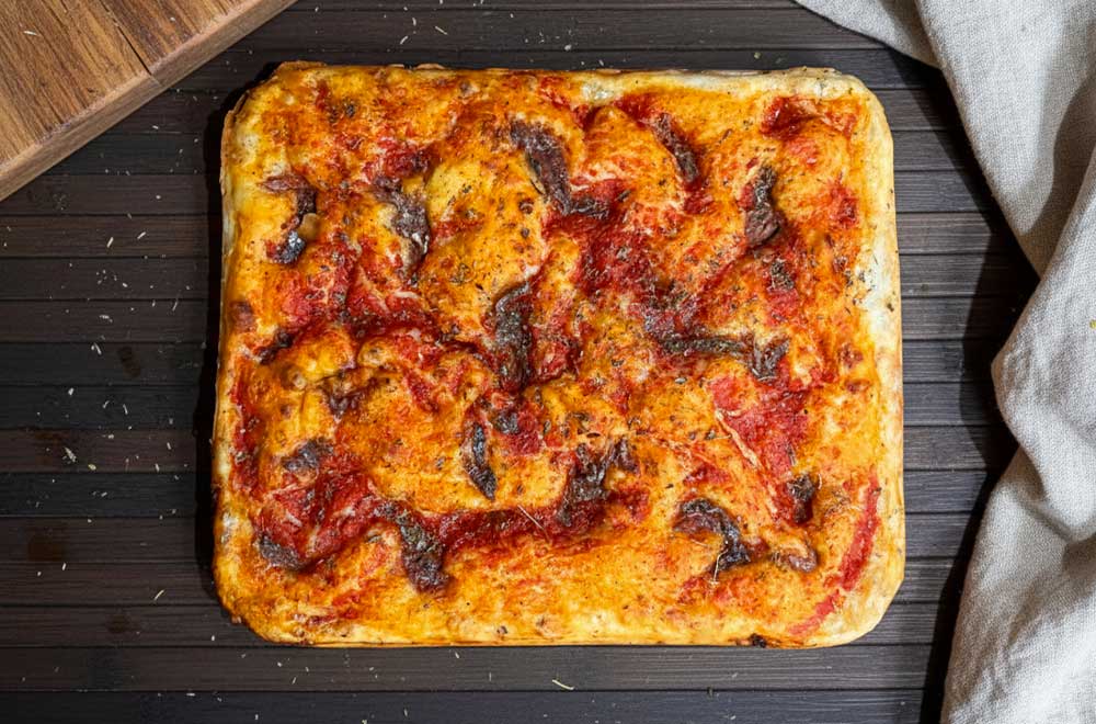 ideale come spuntino o antipasto la focaccia con pomodoro e alici