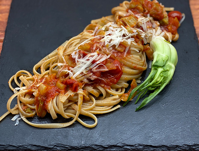 idea-primo-piatto-linguine-e-puntarelle-al-sugo-ricetta-online-saporido