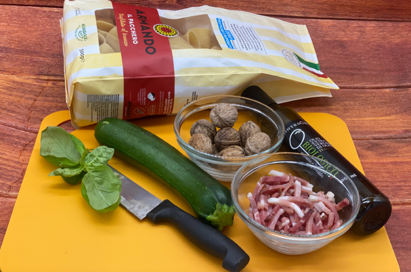 Paccheri con pesto di zucchine, pancetta e noci