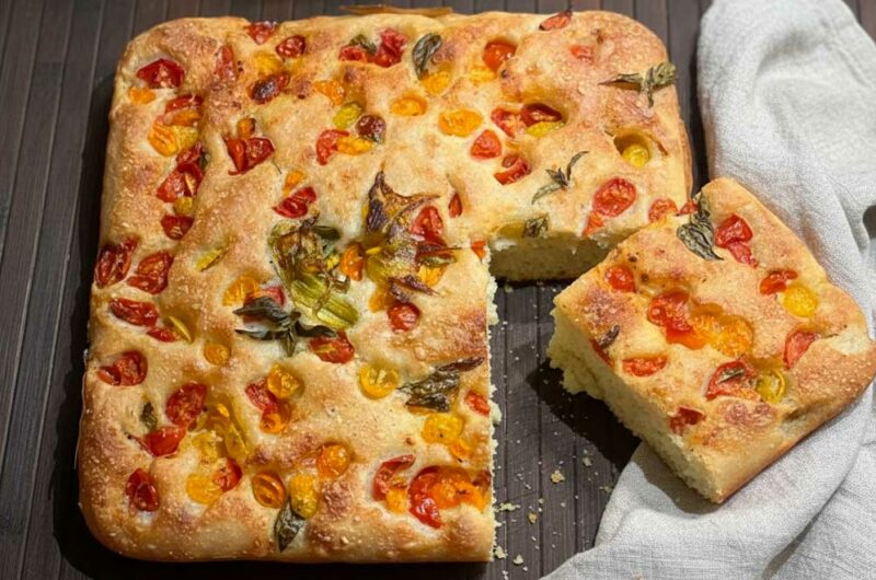 Focaccia con Pomodorini Gialli e Rossi e Basilico
