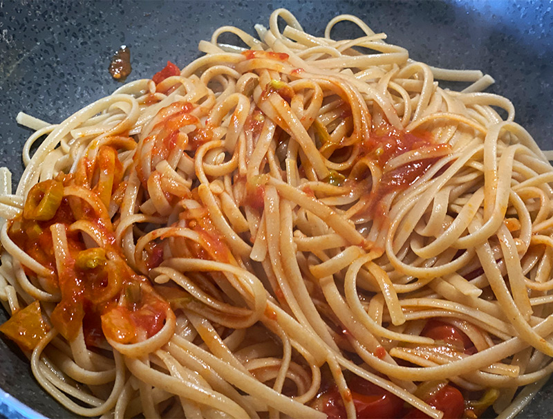 ricetta-primo-piatto-linguine-e-puntarelle-al-sugo
