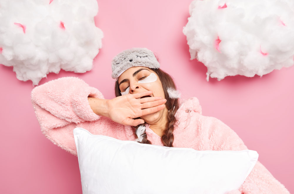 Persona che dorme serena per mostrare come migliorare il sonno