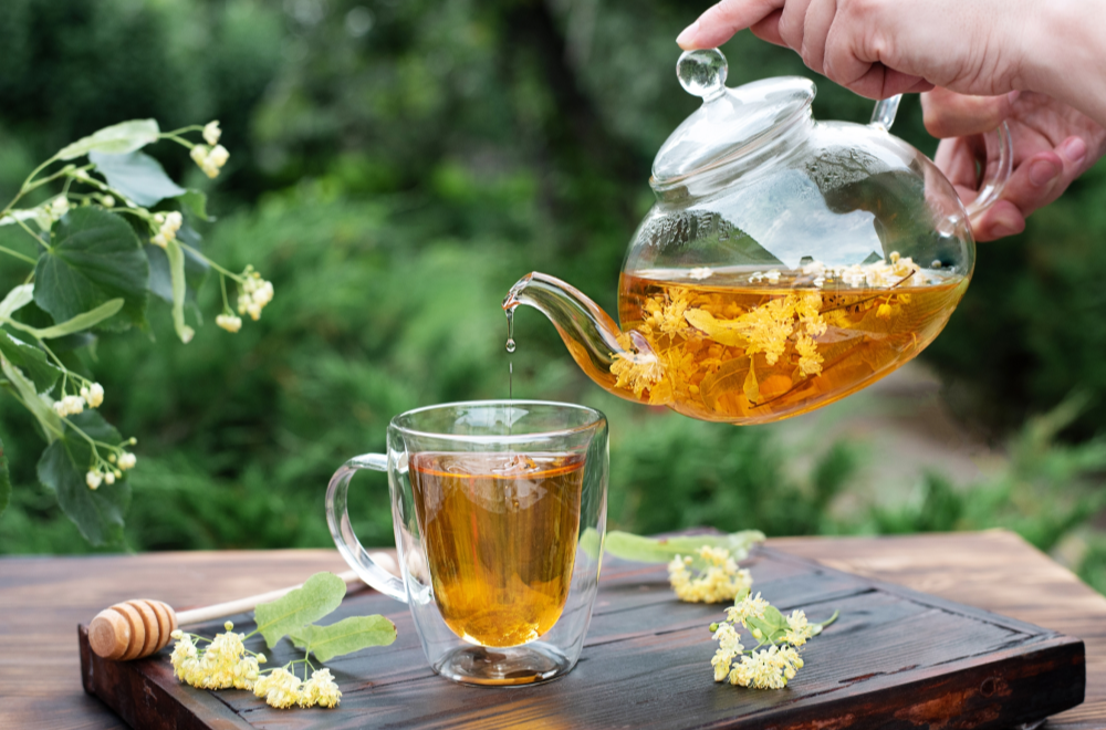 Il tiglio è una delle migliori piante officinali per chi cerca un rimedio naturale e delicato per combattere stress, insonnia e disturbi digestivi