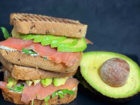 ricetta-avocado-toast-con-salmone-rucola-e-philadelphia