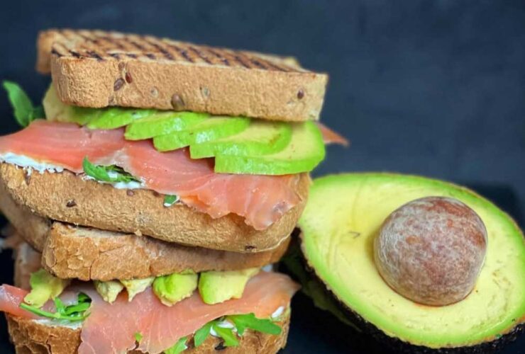 ricetta-avocado-toast-con-salmone-rucola-e-philadelphia