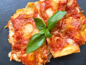 ricetta primo piatto paccheri al forno con funghi e scamorza