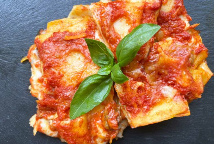 ricetta primo piatto paccheri al forno con funghi e scamorza