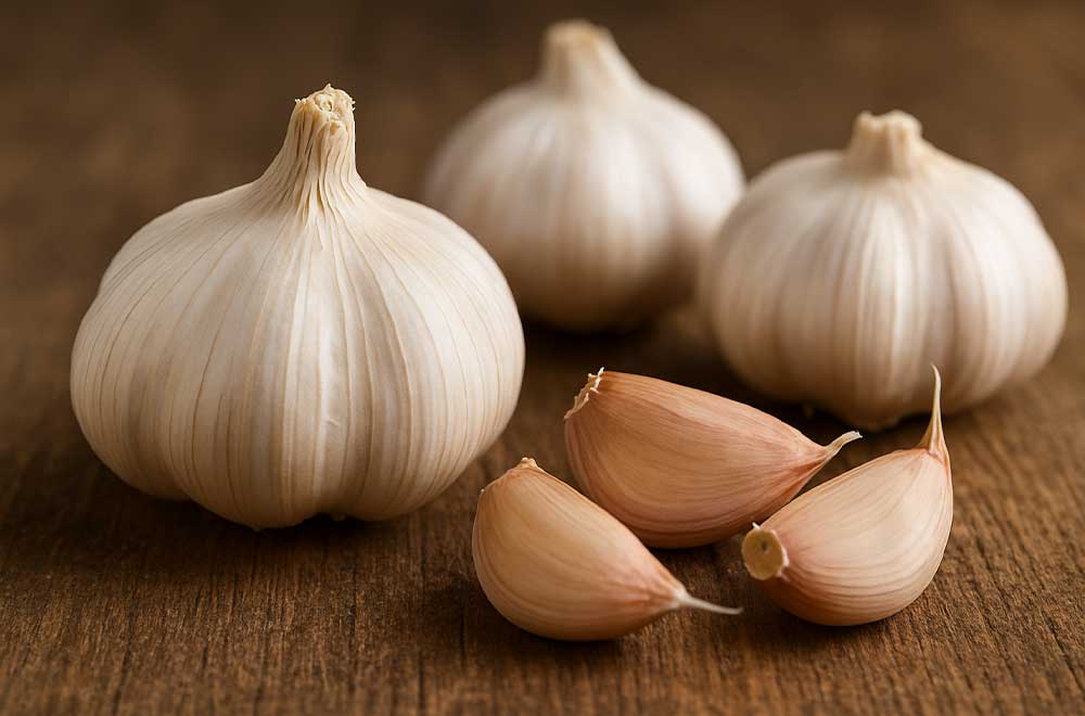 aglio benefici e utilizzi: spicchi di aglio fresco