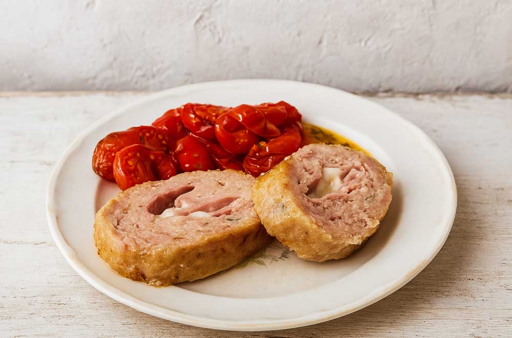 polpettone di pollo con prosciutto cotto e scamorza con contorno di pomodori al forno ricetta secondo piatto